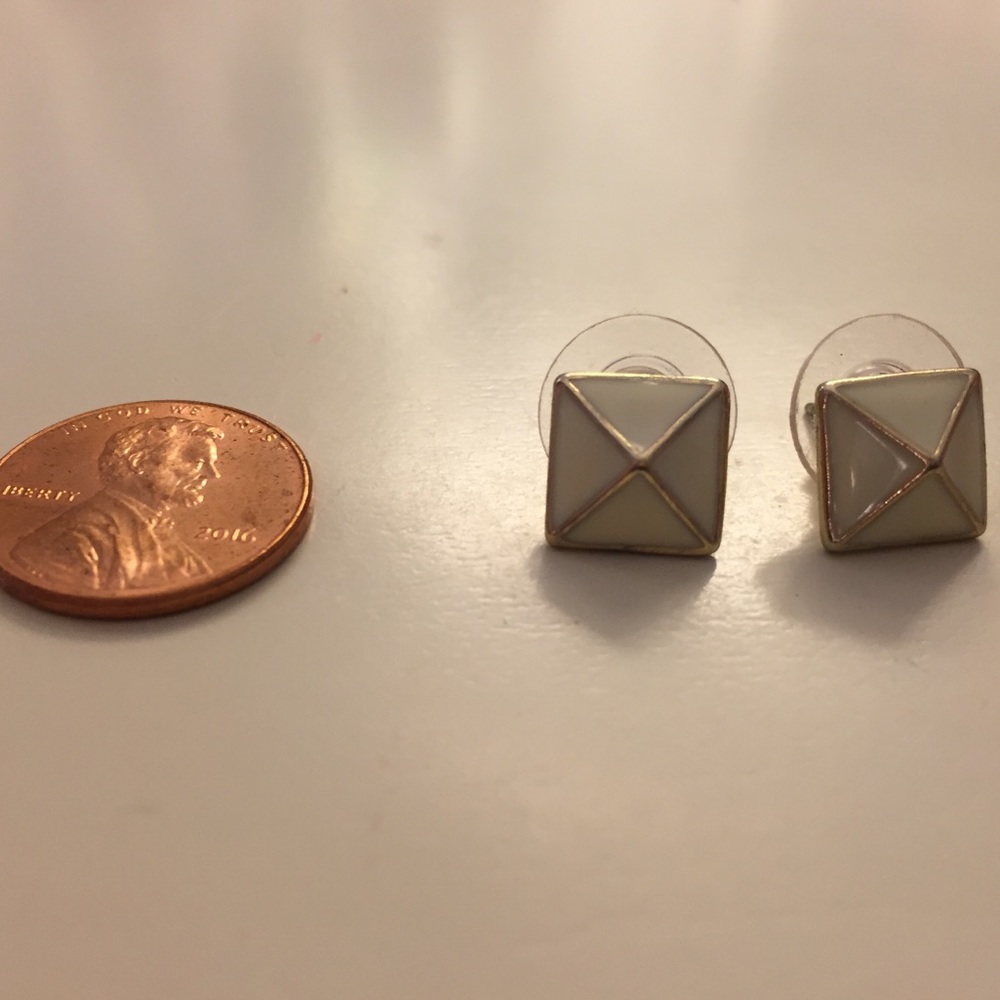 cream/off white and gold stud earrings